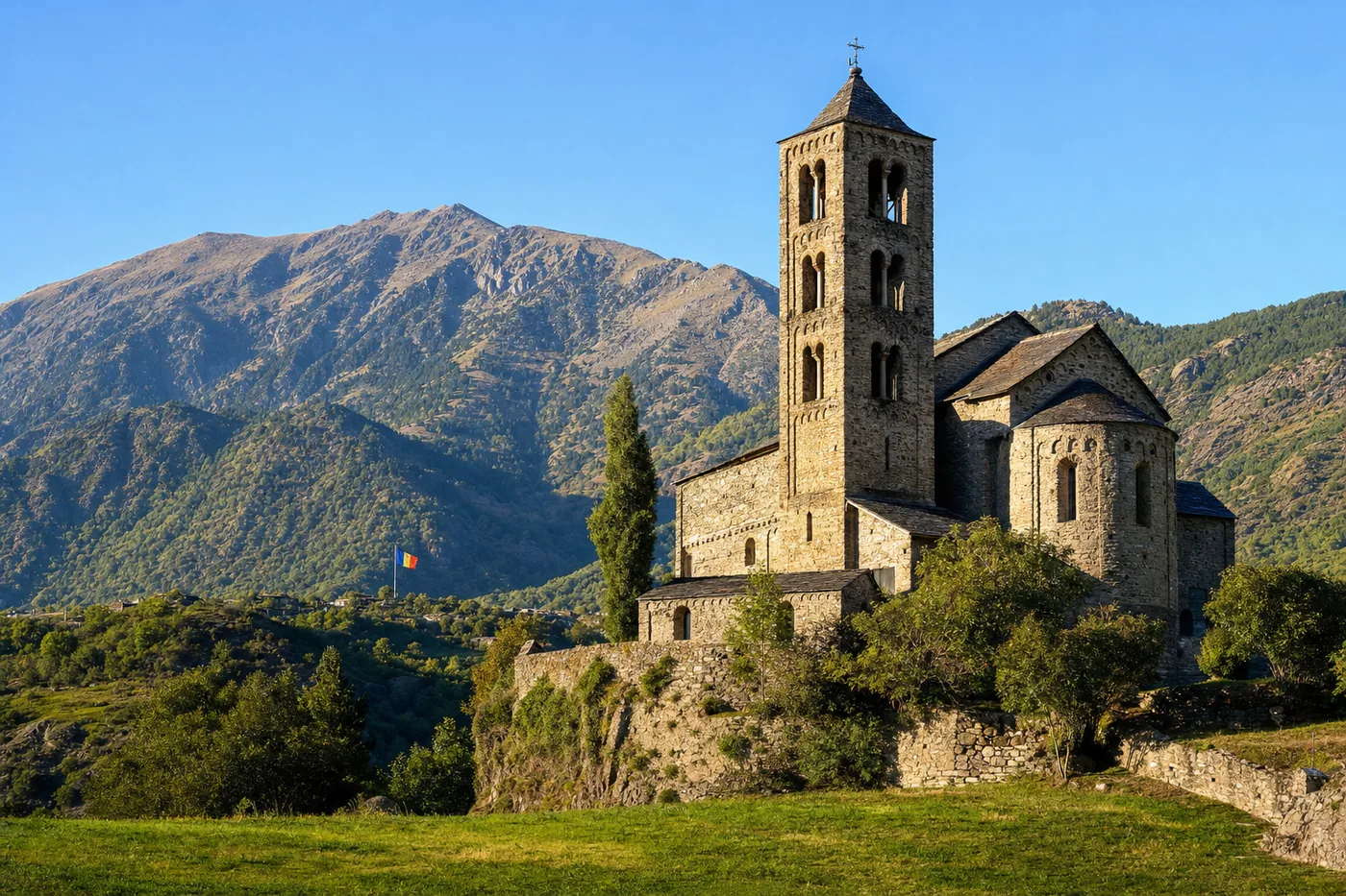 Andorra – bekanntes Wahrzeichen mit der Landesflagge
