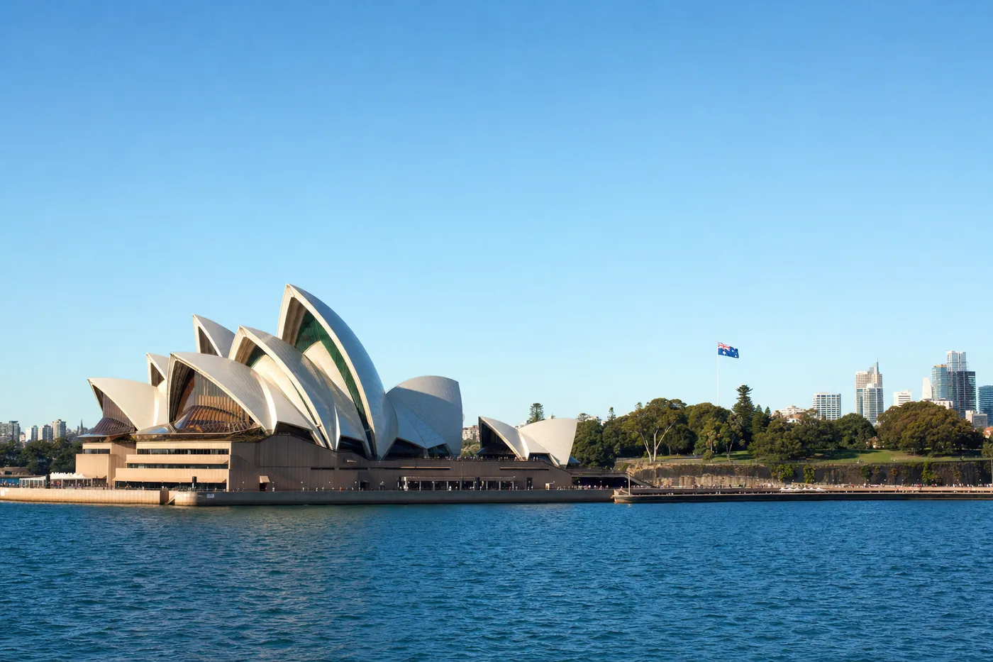 Australien – bekanntes Wahrzeichen mit der Landesflagge
