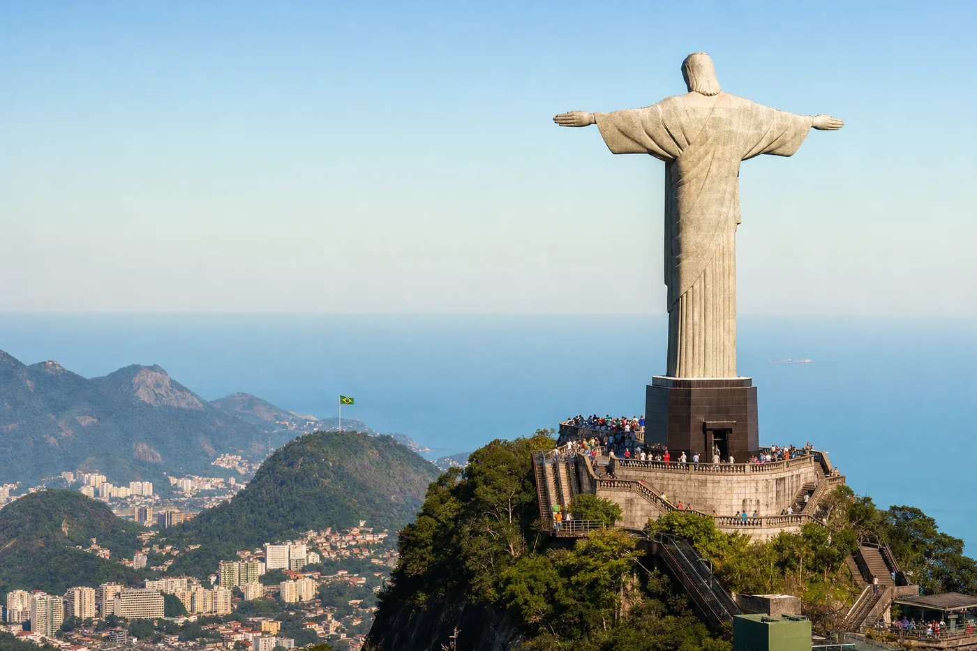 Brasilien – bekanntes Wahrzeichen mit der Landesflagge