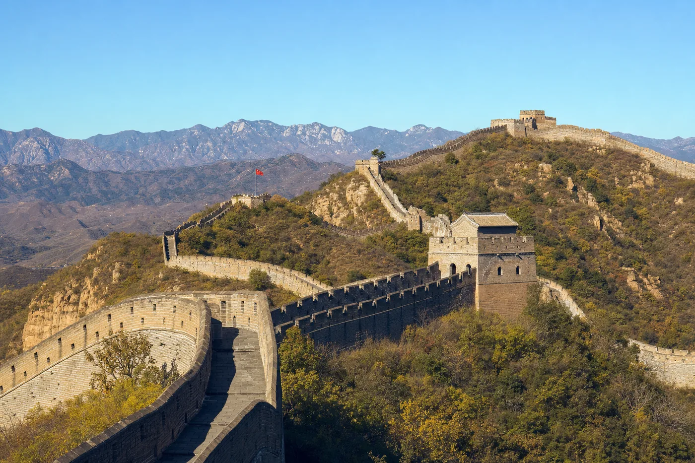 China – bekanntes Wahrzeichen mit der Landesflagge