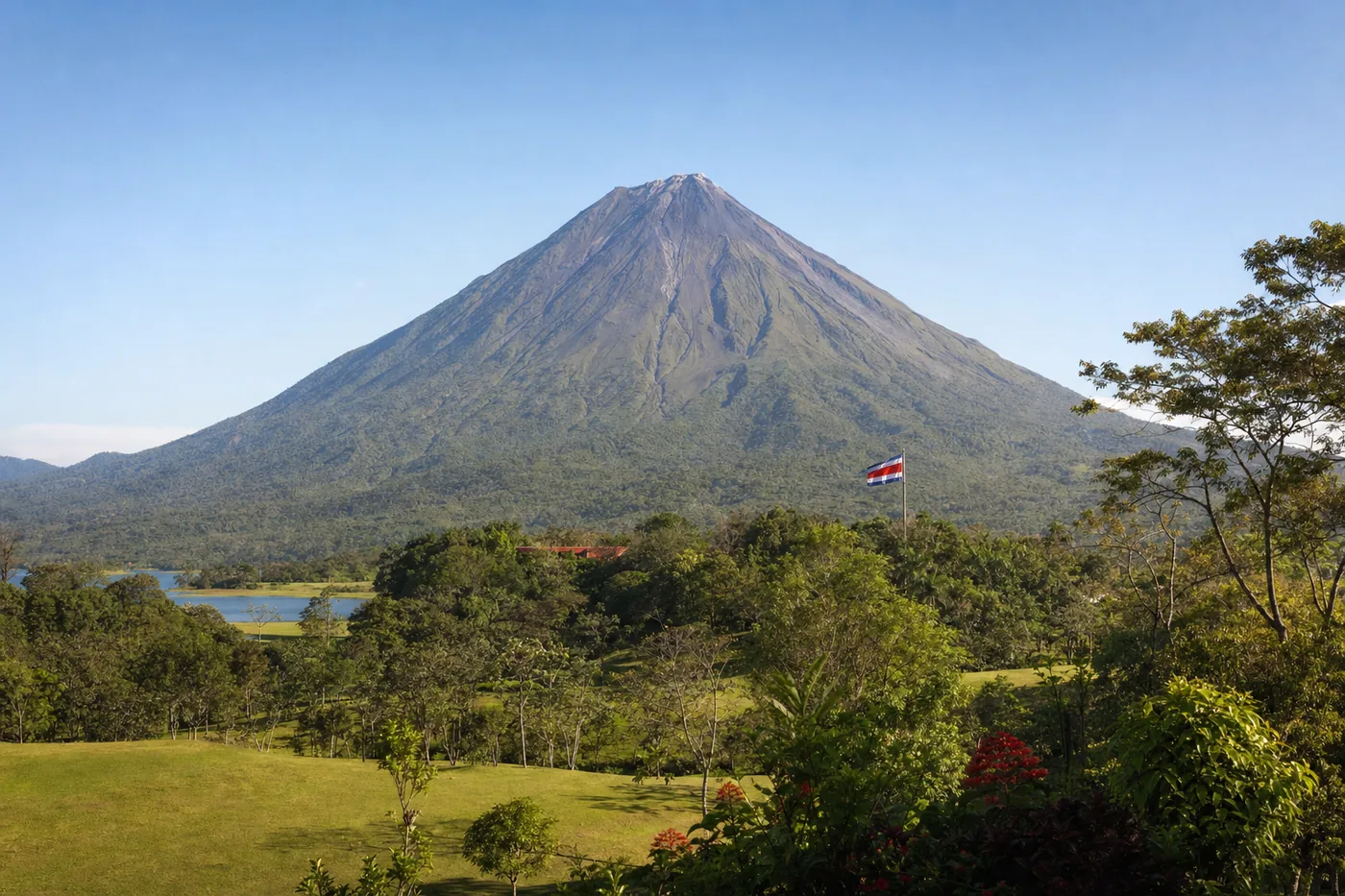 Costa Rica – bekanntes Wahrzeichen mit der Landesflagge