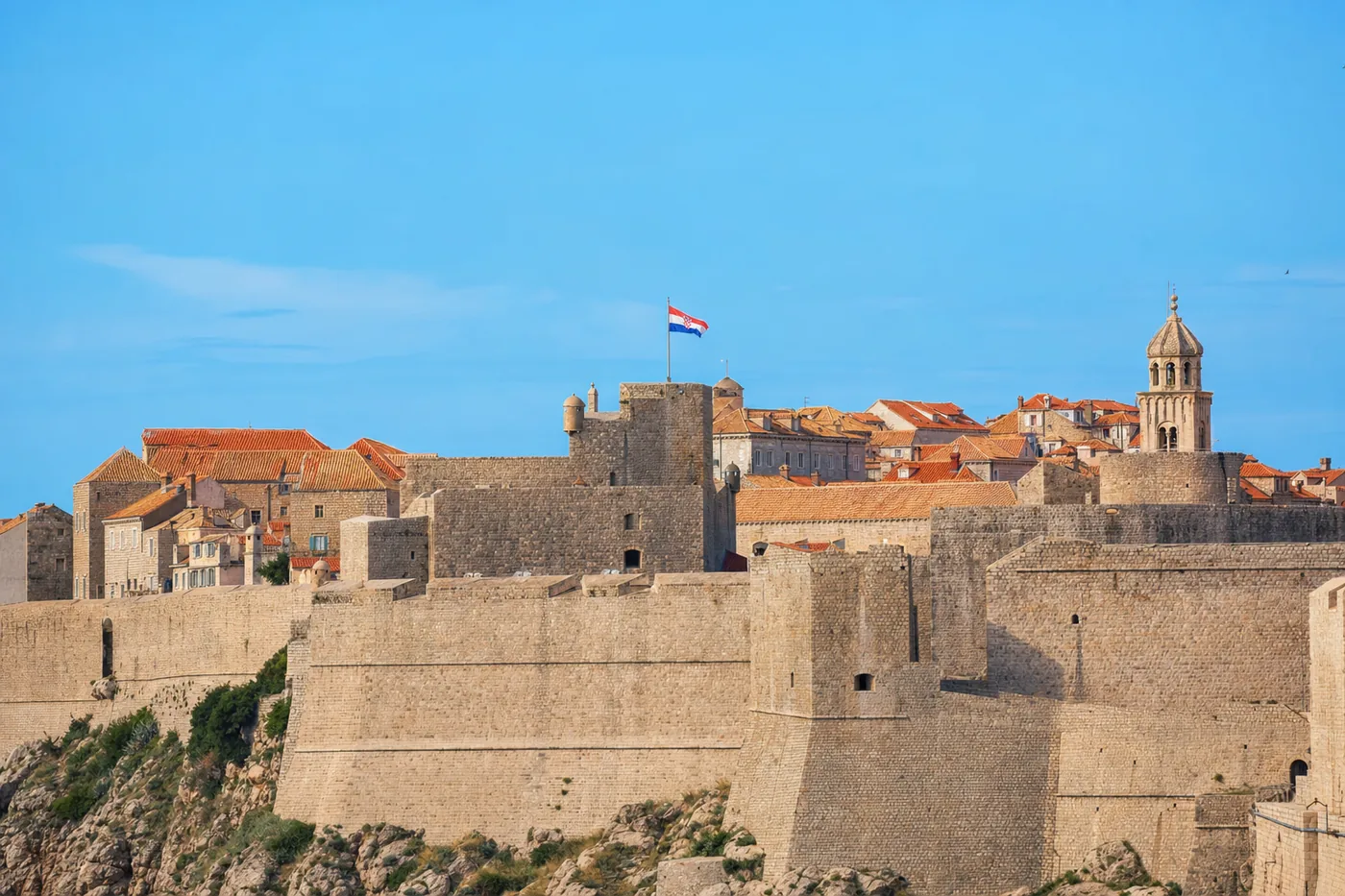 Kroatien – bekanntes Wahrzeichen mit der Landesflagge