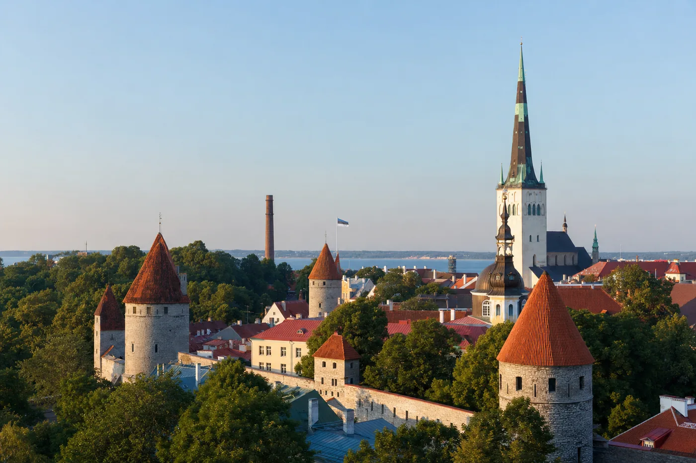 Estland – bekanntes Wahrzeichen mit der Landesflagge