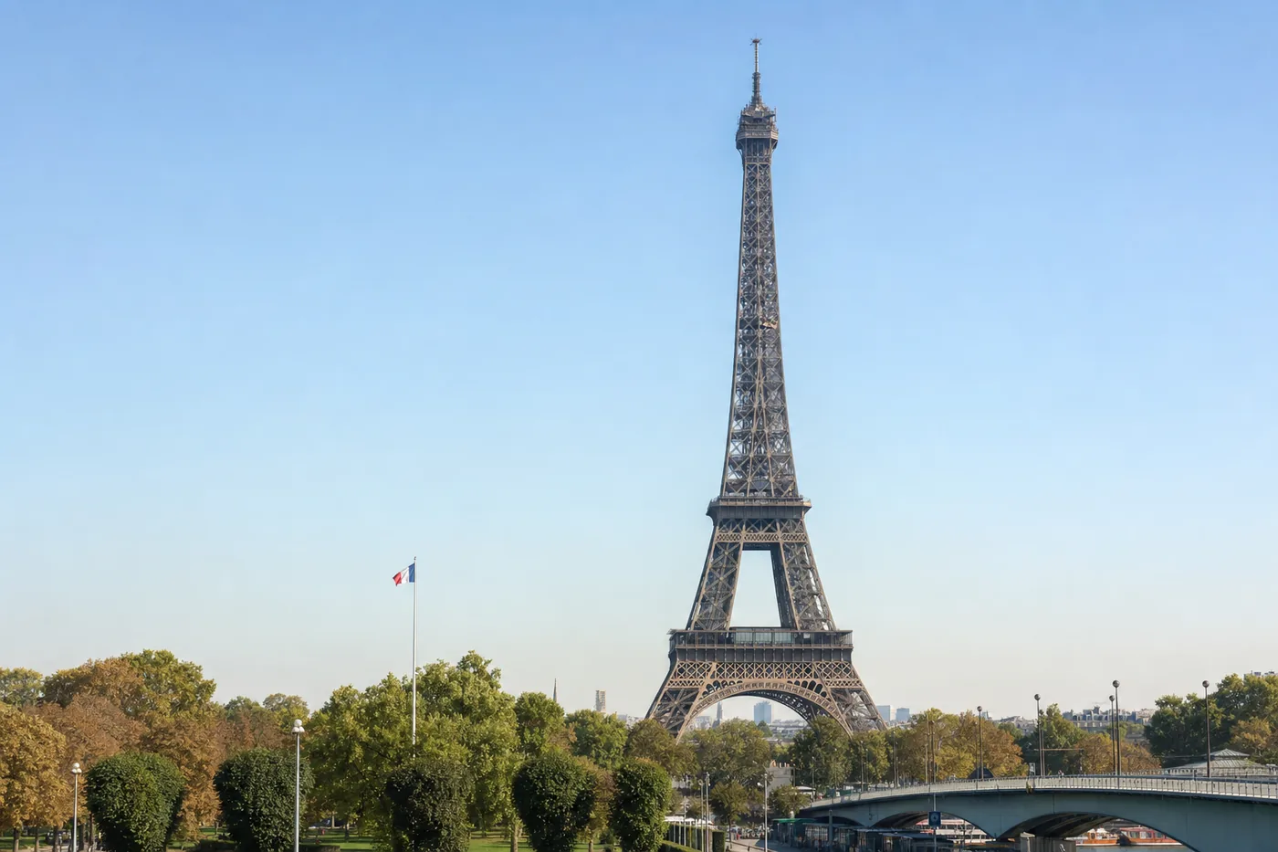Frankreich – bekanntes Wahrzeichen mit der Landesflagge