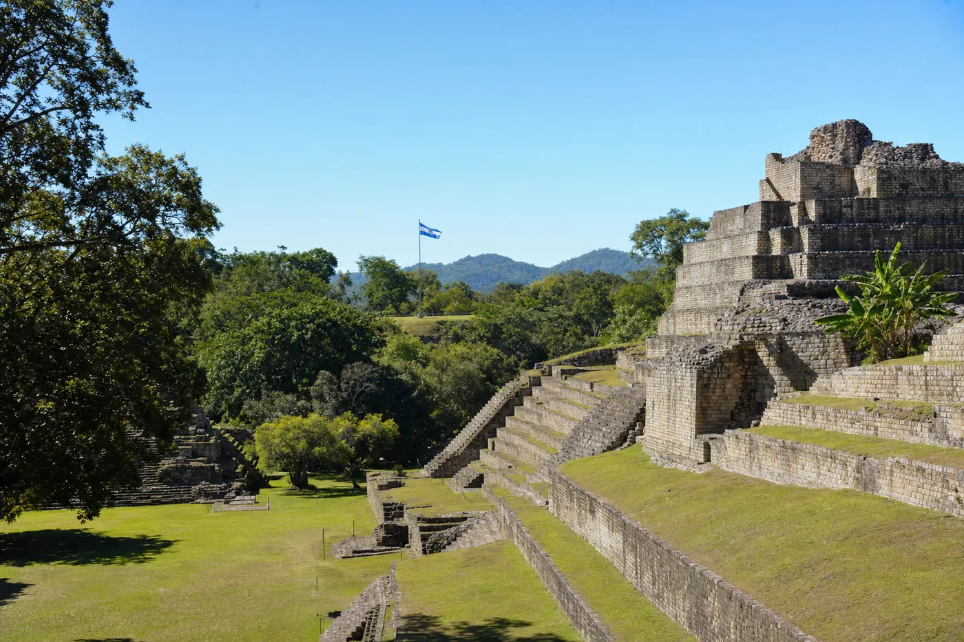 Honduras – bekanntes Wahrzeichen mit der Landesflagge