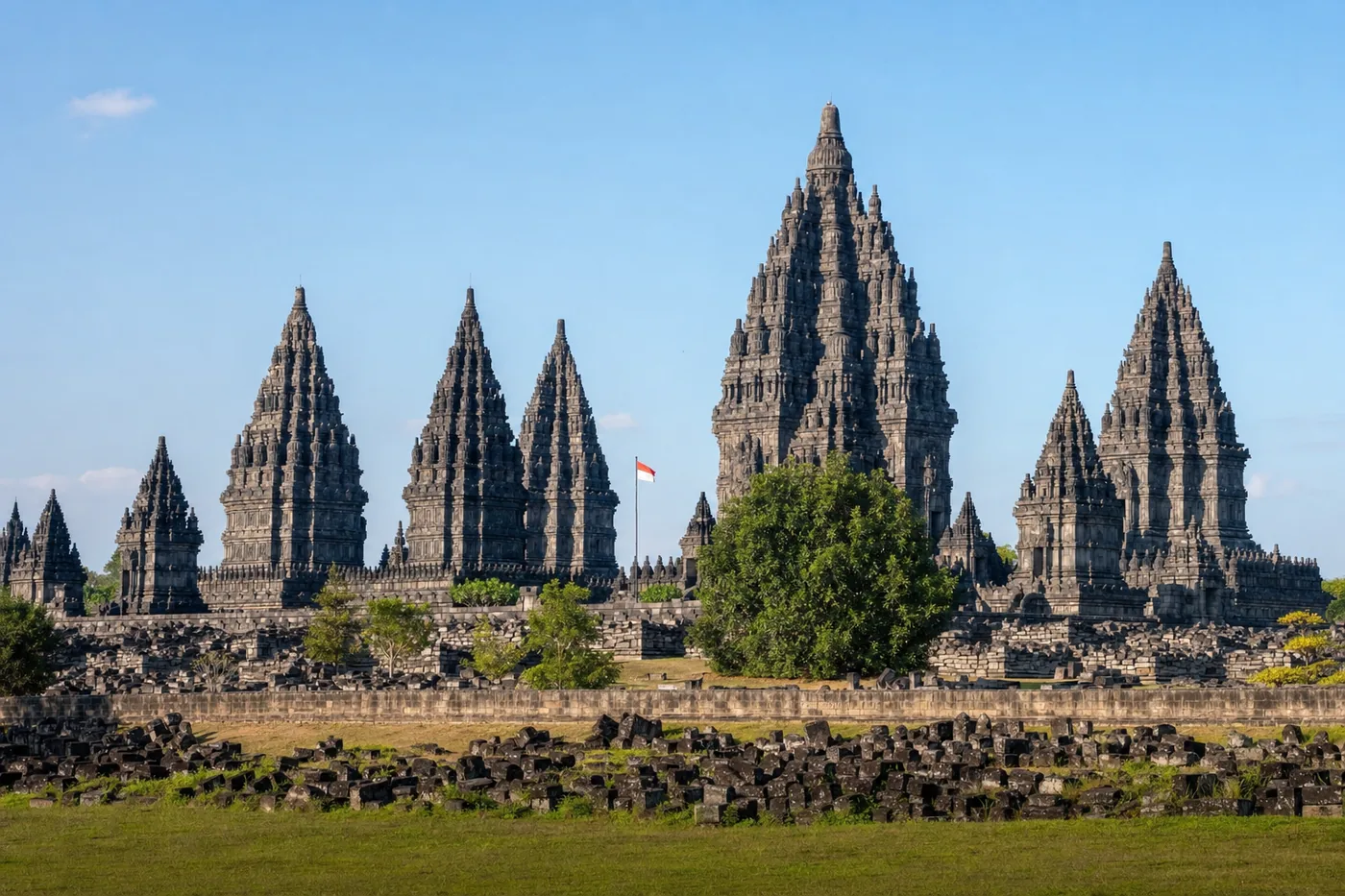 Indonesien – bekanntes Wahrzeichen mit der Landesflagge