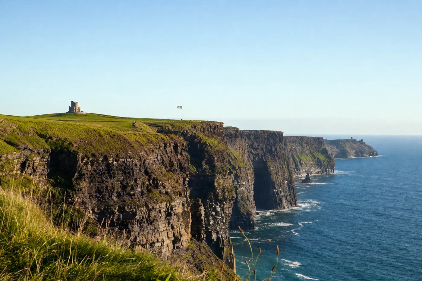 Irland – bekanntes Wahrzeichen mit der Landesflagge