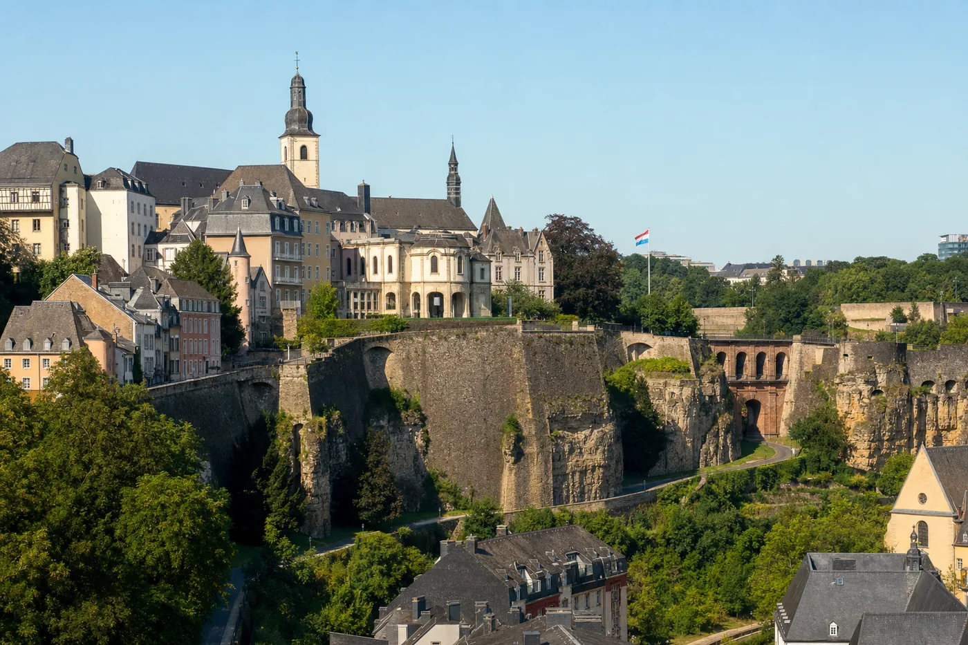 Luxemburg – bekanntes Wahrzeichen mit der Landesflagge