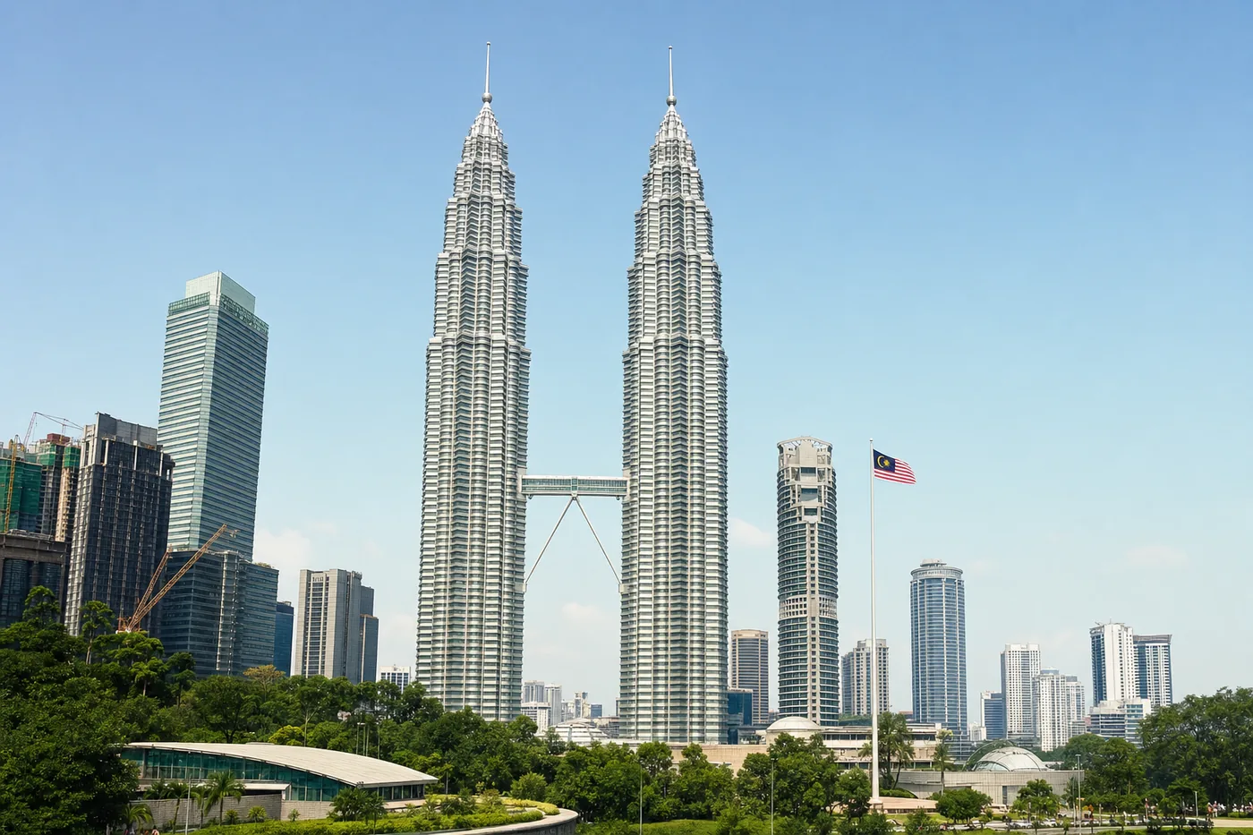 Malaysia – bekanntes Wahrzeichen mit der Landesflagge