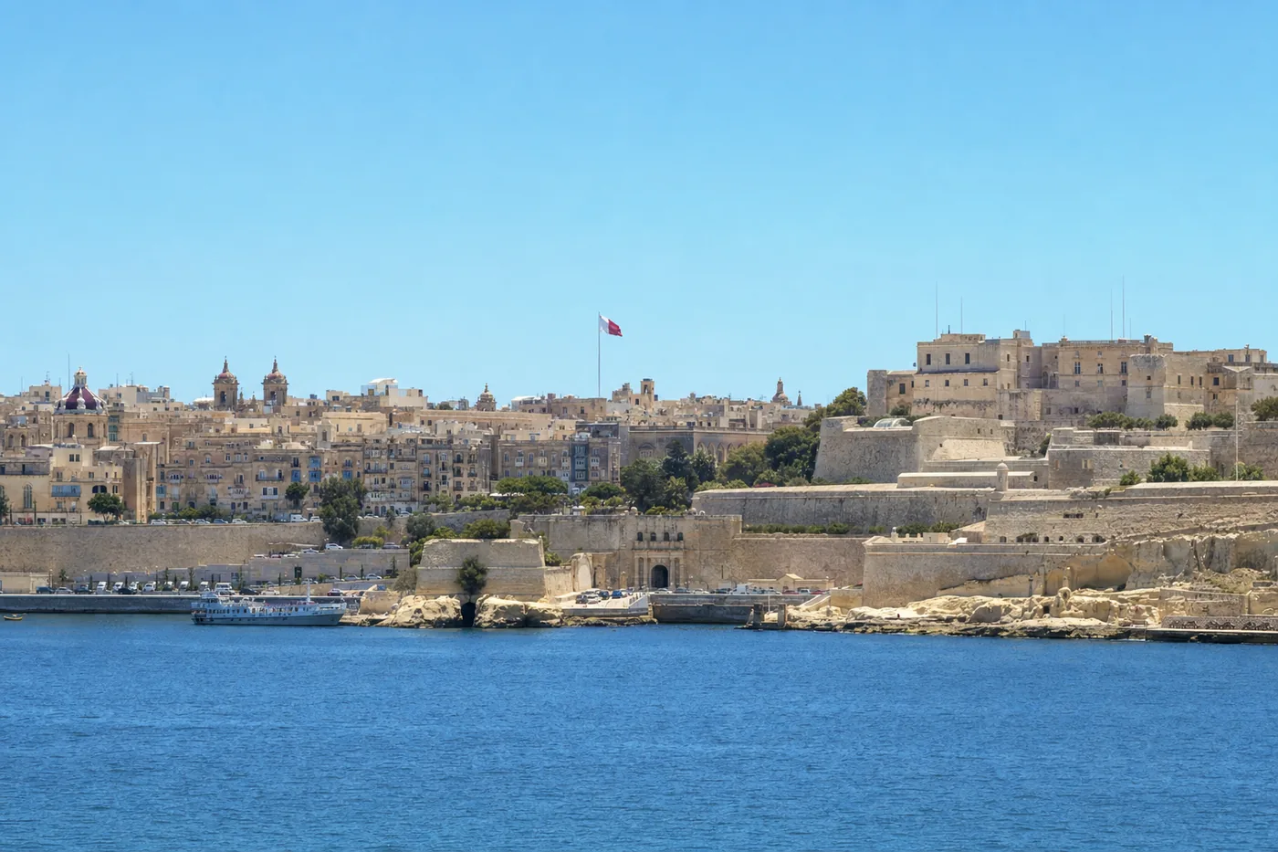 Malta – bekanntes Wahrzeichen mit der Landesflagge