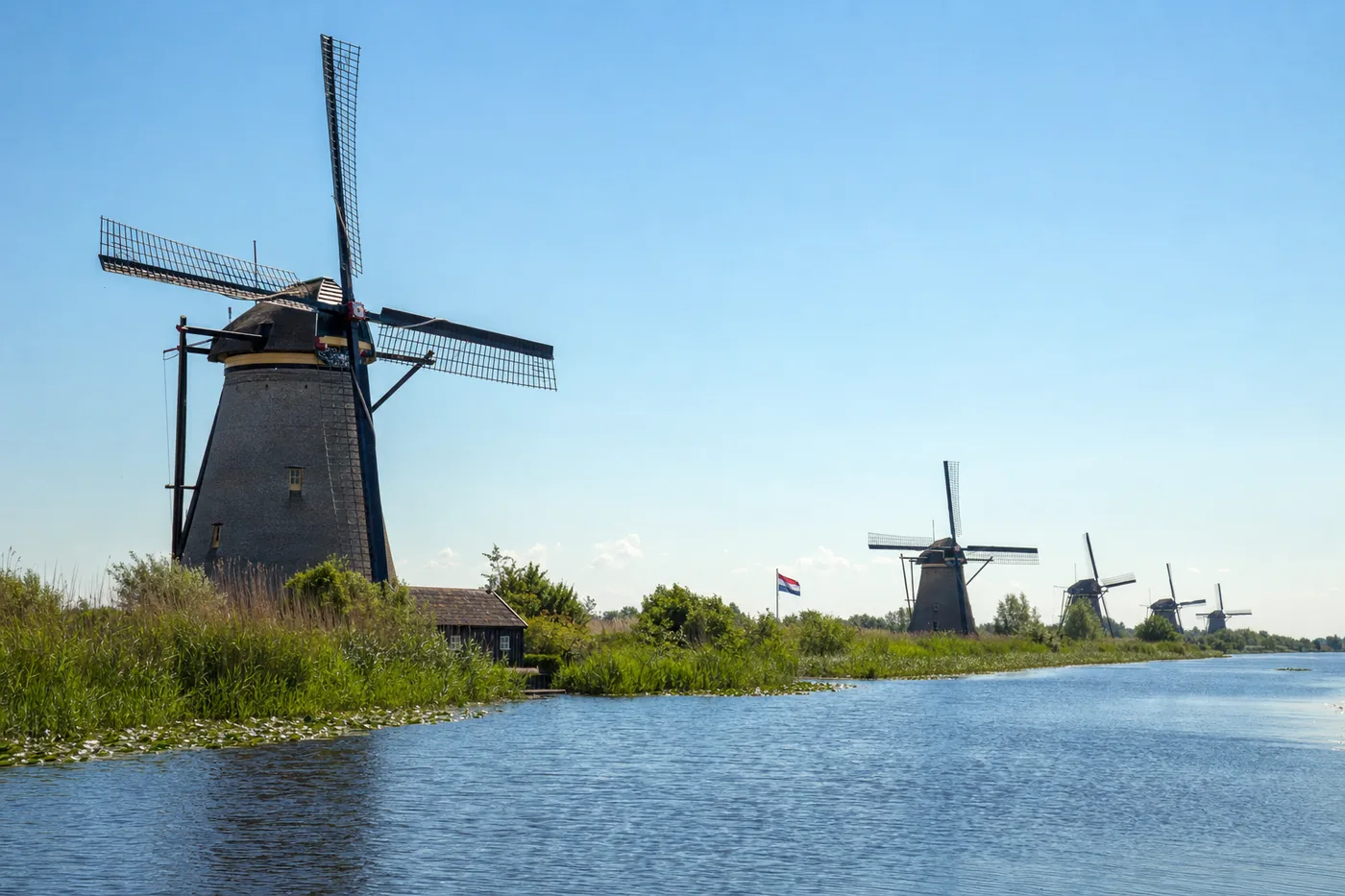 Niederlande – bekanntes Wahrzeichen mit der Landesflagge