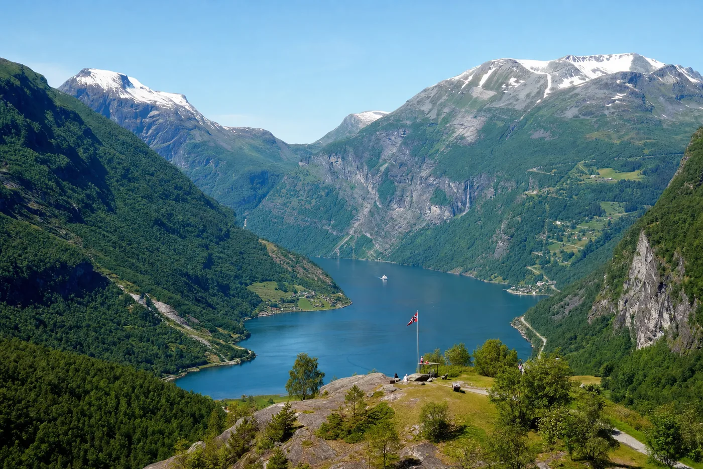 Norwegen – bekanntes Wahrzeichen mit der Landesflagge