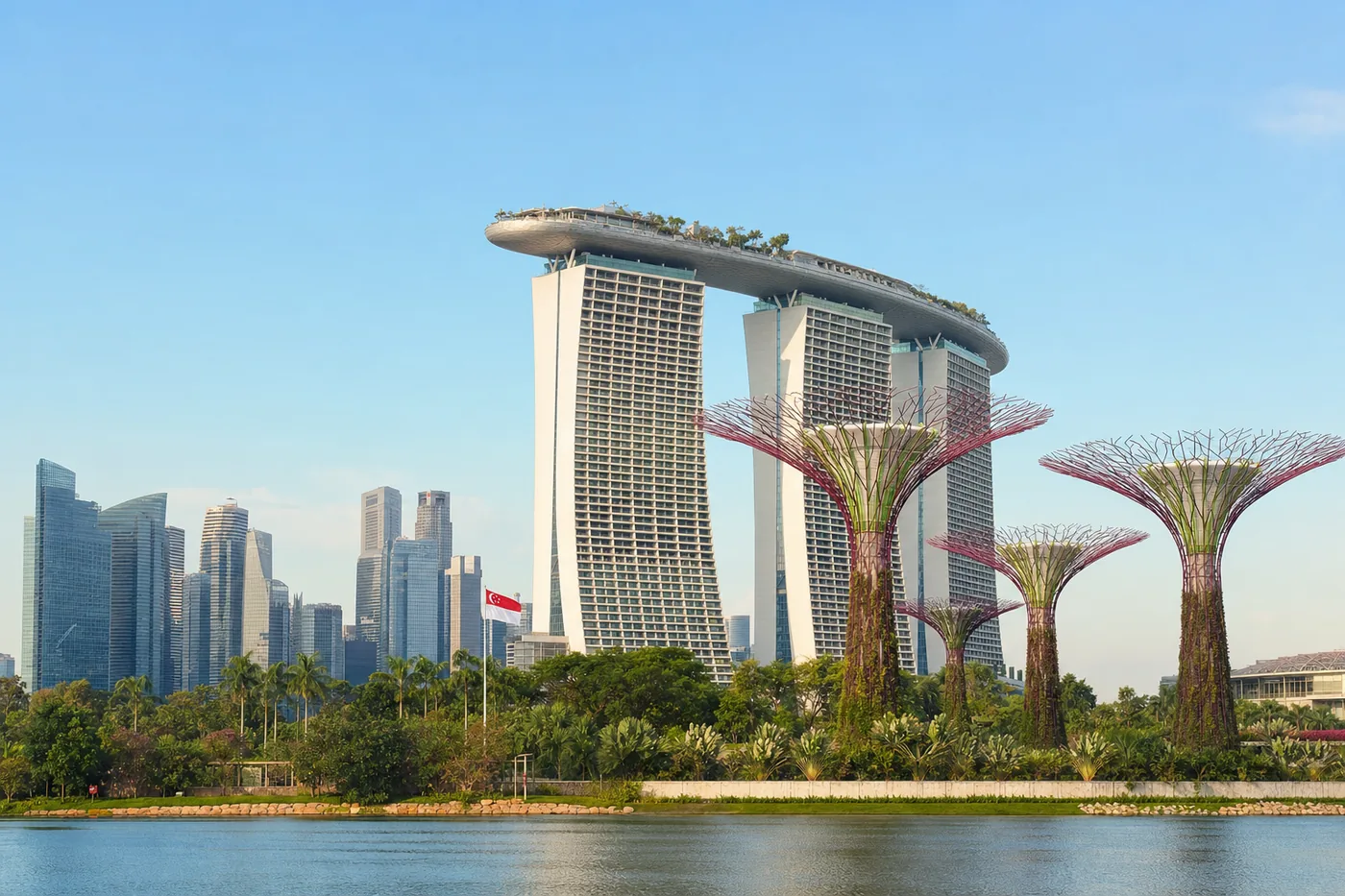 Singapur – bekanntes Wahrzeichen mit der Landesflagge