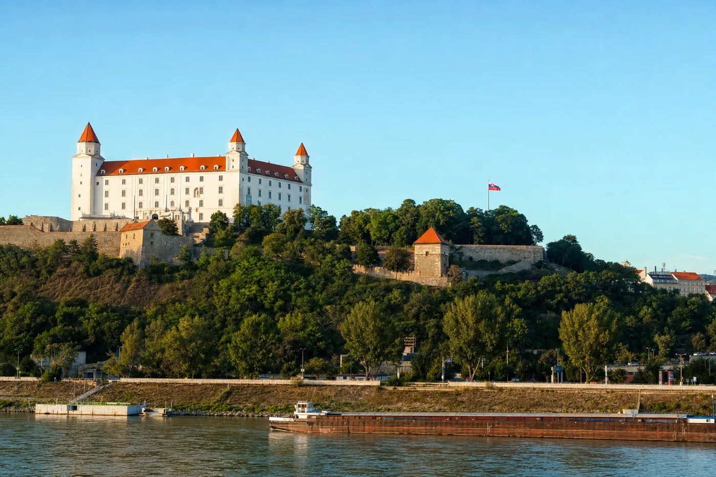 Slowakei – bekanntes Wahrzeichen mit der Landesflagge