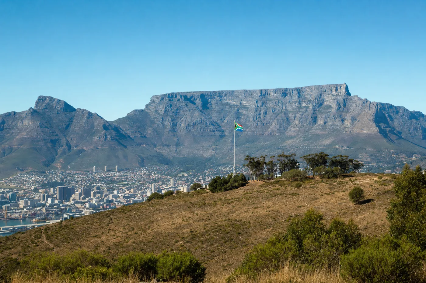 Südafrika – bekanntes Wahrzeichen mit der Landesflagge