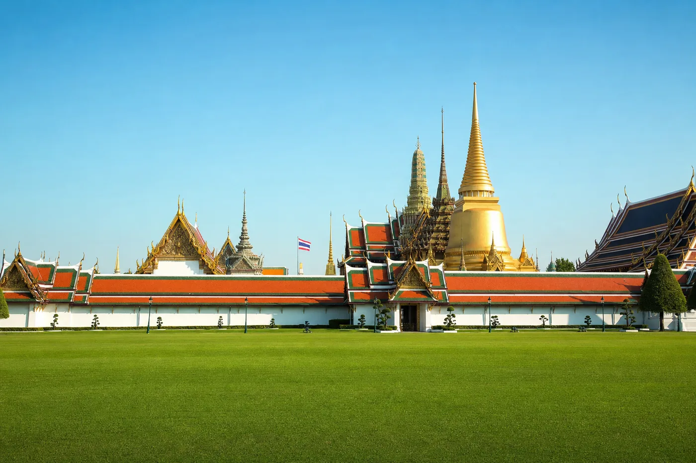 Thailand – bekanntes Wahrzeichen mit der Landesflagge