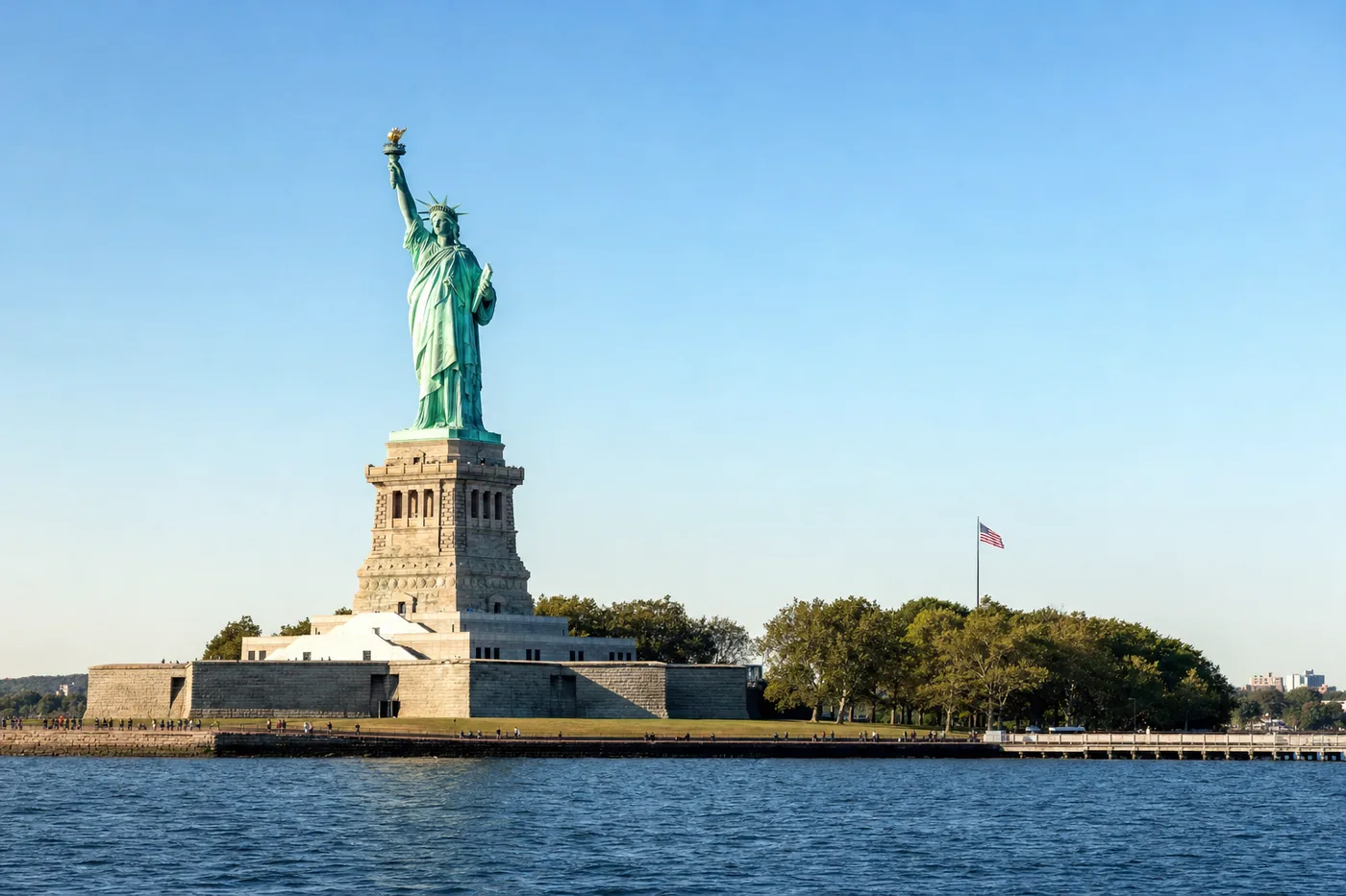 USA – bekanntes Wahrzeichen mit der Landesflagge
